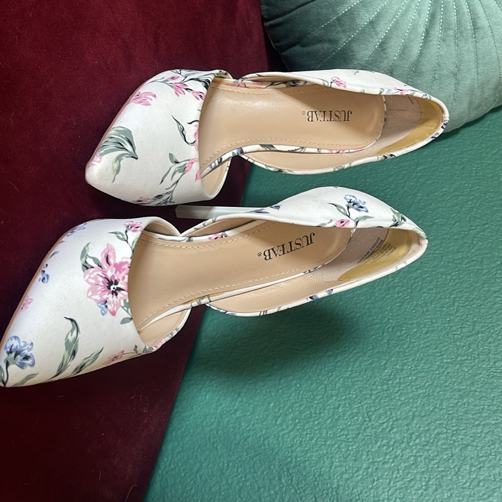 White floral pumps - Picture 2 of 4